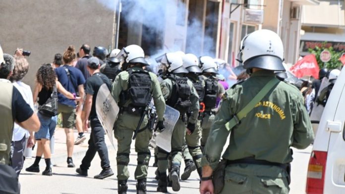 Άργος: Άγρια καταστολή με χημικά και ξύλο από τα ΜΑΤ κατά διαδηλωτών, για τη δολοφονία 20χρονου από αστυνομικούς