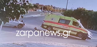 Η στιγμή που το ασθενοφόρο του ΕΚΑΒ συγκρούστηκε με το ΙΧ στα Χανιά και τούμπαρε λίγα μέτρα από το νοσοκομείο