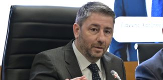 ΠΑΣΟΚ: Ένα βήμα μπρος, δυο βήματα πίσω ΠΑΣΟΚ: Ένα βήμα μπρος, δυο βήματα πίσω