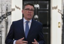 Άντι Μπέρναμ: Ανέλαβε την πρωθυπουργία – «Ο κόσμος μπούχτισε με την πολιτική – Δεν ήμασταν αρκετά καλοί, πρέπει να γίνουμε καλύτεροι»