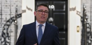 Άντι Μπέρναμ: Ανέλαβε την πρωθυπουργία – «Ο κόσμος μπούχτισε με την πολιτική – Δεν ήμασταν αρκετά καλοί, πρέπει να γίνουμε καλύτεροι»