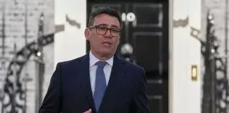 Άντι Μπέρναμ: Ανέλαβε την πρωθυπουργία – «Ο κόσμος μπούχτισε με την πολιτική – Δεν ήμασταν αρκετά καλοί, πρέπει να γίνουμε καλύτεροι»