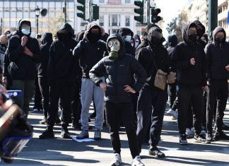 Ένας στους τρεις δικαιολογεί προπηλακισμούς πολιτικών, τραπεζιτών και δημοσιογράφων