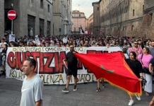 Συγκρούσεις διαδηλωτών με αστυνομικούς στην Μπολόνια, μετά τον θάνατο αλλοδαπού που είχε ακινητοποιηθεί από την αστυνομία