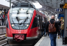 Έλεγχος εισιτηρίων μετατράπηκε σε εφιάλτη στη Γερμανία: Εργαζόμενος ασφαλείας έπεσε από κινούμενο τρένο