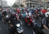 Μοτοπορεία με καπνογόνα στο κέντρο της Αθήνας από διανομείς, απέκλεισαν τη Φιλελλήνων και κατάστημα-(VIDEO)