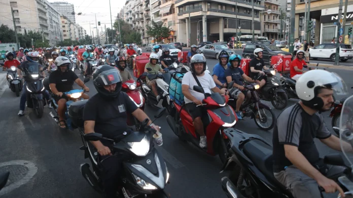 Μοτοπορεία με καπνογόνα στο κέντρο της Αθήνας από διανομείς, απέκλεισαν τη Φιλελλήνων και κατάστημα-(VIDEO)