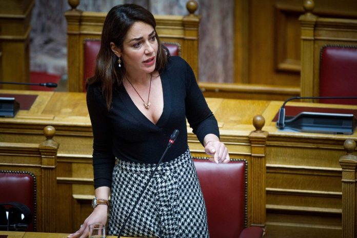 Αδιανόητο: Η υπουργός Οικογένειας Δ.Μιχαηλίδου αντί να τη στηρίξει, δηλώνει «Δεν υπάρχει η ελληνική οικογένεια του μέλλοντος»! (VIDEO)