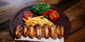 Πρέπει να πλένουμε το κοτόπουλο με νερό; Οι «χρυσοί» κανόνες για αποφυγή σαλμονέλας