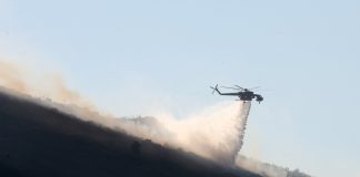 Φωτιά στην Οινόη: Μήνυμα από το 112 – Ενισχύθηκαν οι επίγειες και εναέριες δυνάμεις