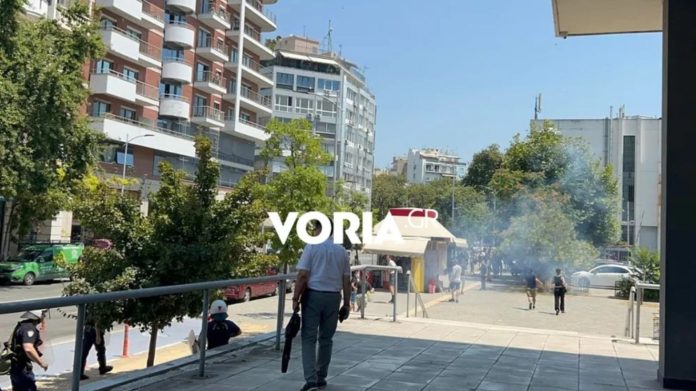 Θεσσαλονίκη: Επεισόδια και κρότου λάμψης μετά την προφυλάκιση του 25χρονου για τα γκαζάκια στο σπίτι της Νέστορα (videos)