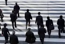Ανάπτυξη χωρίς ανάκτηση μισθών: Γιατί οι εργαζόμενοι παραμένουν φτωχότεροι από το 2009