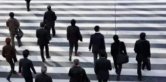 Ανάπτυξη χωρίς ανάκτηση μισθών: Γιατί οι εργαζόμενοι παραμένουν φτωχότεροι από το 2009