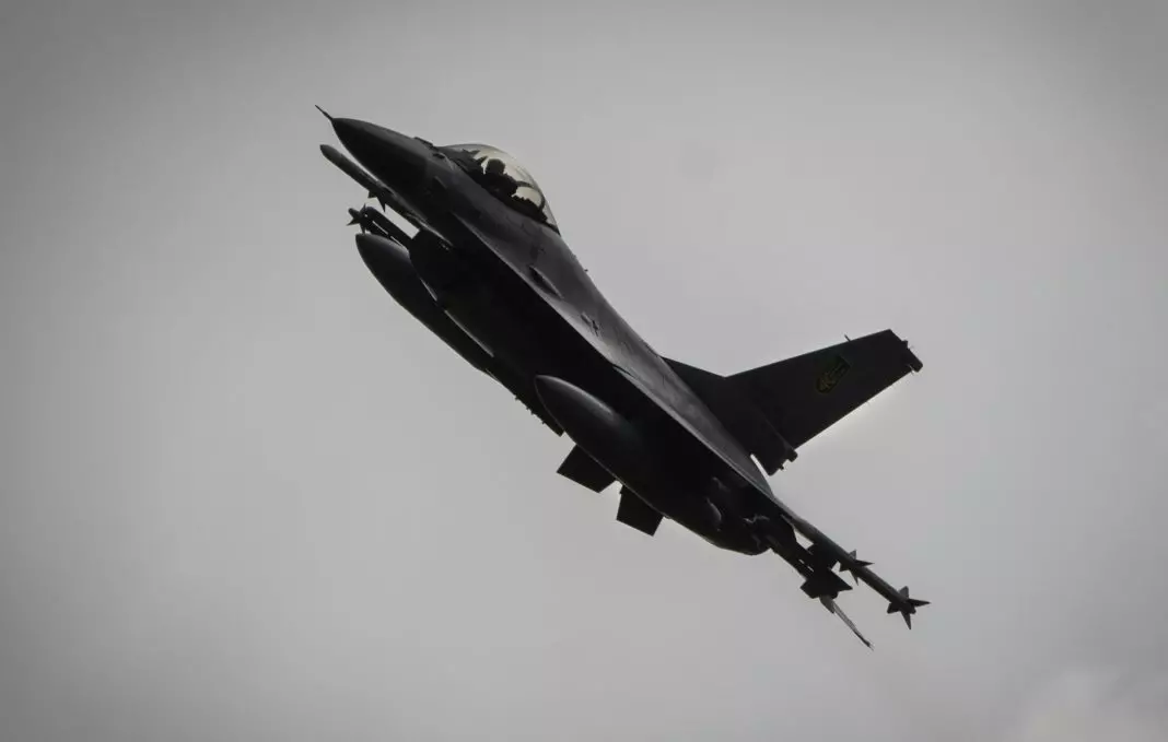 f-16-2048x1303