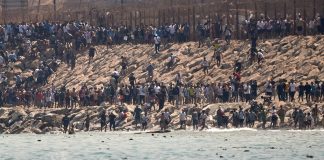 Απόλυτο χάος στην Θέουτα: Μετανάστες εισβάλλουν σε σπίτια κατοίκων – Σοκαριστικές εικόνες
