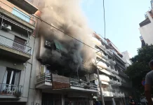 Φωτιά τώρα σε διαμέρισμα στον Πειραιά (ΦΩΤΟ)