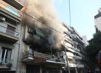Φωτιά τώρα σε διαμέρισμα στον Πειραιά (ΦΩΤΟ)
