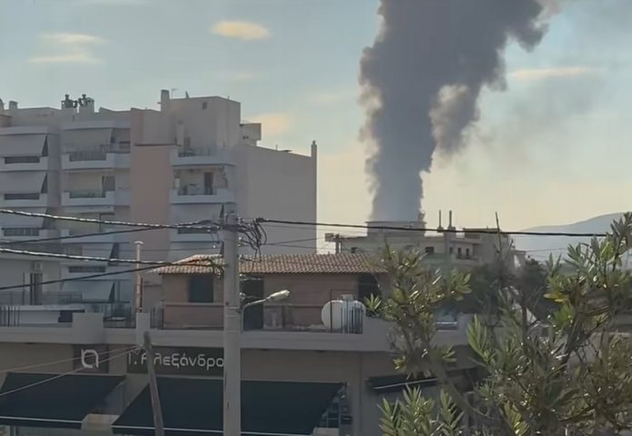 Μήνυμα του 112 για τη φωτιά στον Ασπρόπυργο – “Απομακρυνθείτε από την Μεγαρίδος”