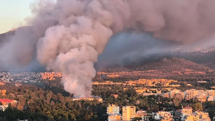 Υπό έλεγχο τέθηκε αργά το βράδυ φωτιά στο παλιό κτίριο του Μπάντμιντον στο Πάρκο Γουδή – (VIDEO)