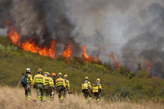 Γαλλία: Αναζωπυρώθηκε η μεγάλη φωτιά στο Μπορντό – Στάχτη 420.000 στρέμματα, 126 τραυματίες πυροσβέστες