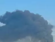 Μεγάλη φωτιά σε επιχείρηση στον Ασπρόπυργο: Μήνυμα από 112, ανησυχία για φορτηγό με δεξαμενή προπανίου, δύο τραυματίες