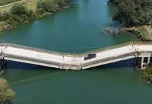 Οδηγοί στη Λάρισα περνούν από γέφυρα που είναι σχεδόν βυθισμένη μετά το χτύπημα του Daniel