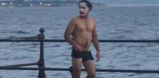 Άνδρας ντυμένος Τζόκερ χόρευε με το εσώρουχο και βούτηξε στον Θερμαϊκό, αστυνομικοί τον απομάκρυναν από το σημείο