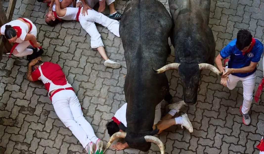 ispania_tavroi_san_fermin_pamplona-1200x700