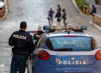 Οργή στην Ιταλία: 43χρονος ξεψύχησε ενώ ήταν ακινητοποιημένος από αστυνομικούς Διαβάζεται σε 1′ Αστυνομία στην Ιταλία (φωτογραφία αρχείου) ISTOCK Ένας 43χρονος από το Μαρόκο υπέστη ανακοπή και ξεψύχησε στη Μπολόνια, ενώ βρισκόταν ακινητοποιημένος στο έδαφος από άνδρες της αστυνομίας