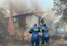 Κάηκαν σπίτια στο Φίχτι Αργολίδος, απειλούνται κατοικίες στον Άγιο Βασίλειο – Εκατοντάδες οι απεγκλωβισμοί με βάρκες, μπαράζ από 112 για εκκενώσεις