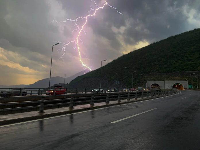 Κακοκαιρία: Ήχησε το 112 σε Λάρισα, Βόλο και Φθιώτιδα – Προειδοποίηση για ισχυρές βροχές, καταιγίδες και κεραυνούς τις επόμενες ώρες