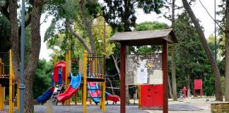 Κυψέλη: Άστεγος 59χρονος κυκλοφορούσε γυμνός σε παιδική χαρά της Φωκίωνος Νέγρη