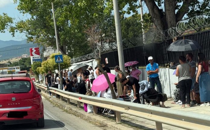 Κοζάνη: Απίστευτες εικόνες έξω από το Αστυνομικό Μέγαρο – Ουρές με… ομπρέλες από αρνητές των νέων ταυτοτήτων