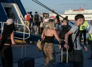 Στα ύψη τα ακτοπλοϊκά εισιτήρια – Πόσο κοστίζει σε μια μέση οικογένεια η απόδραση στις Κυκλάδες