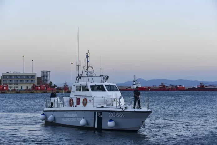 Εντοπισμός 42 παράνομων μεταναστών νότια των Καλών Λιμένων – Σε εξέλιξη η μεταφορά τους στο λιμάνι