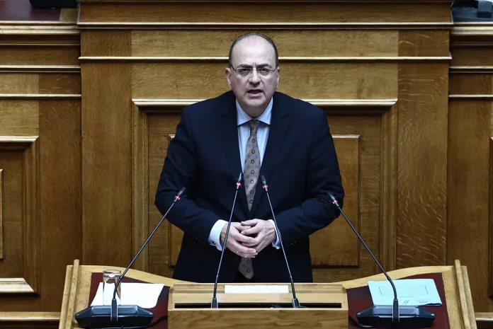 Μακάριος Λαζαρίδης: Ζητά εξηγήσεις από τον Νικόλα Φαραντούρη για απόσπαση της συζύγου του στη ΜΕΑ στις Βρυξέλλες