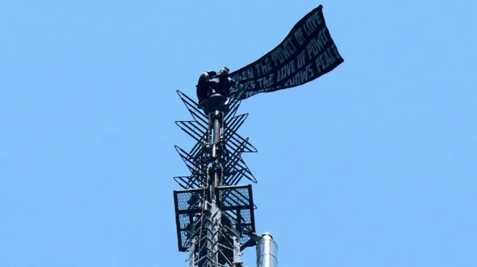 Στην κορυφή του Empire State Building με πανό για την παγκόσμια ειρήνη δύο ακτιβιστές, δείτε βίντεο και φωτογραφίες