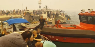 Συγκλονιστικές εικόνες από τον Άγιο Βασίλειο Βοιωτίας, απεγκλωβίζουν τον κόσμο με βάρκες – 112 για απομάκρυνση από Χινίτσα και Μπόρσα, λόγω της πυρκαγιάς στην Αργολίδα