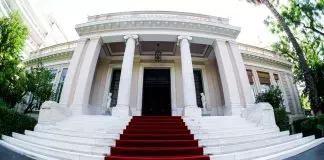 Μαθήματα Συντάγματος από τον παραβάτη