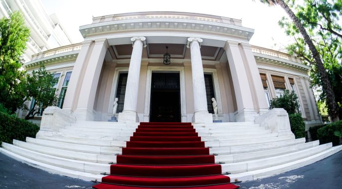 Δημοσκοπήσεις: 3 συν 1 «καμπανάκια» για την κυβέρνηση, ενόψει φθινοπώρου και ΔΕΘ