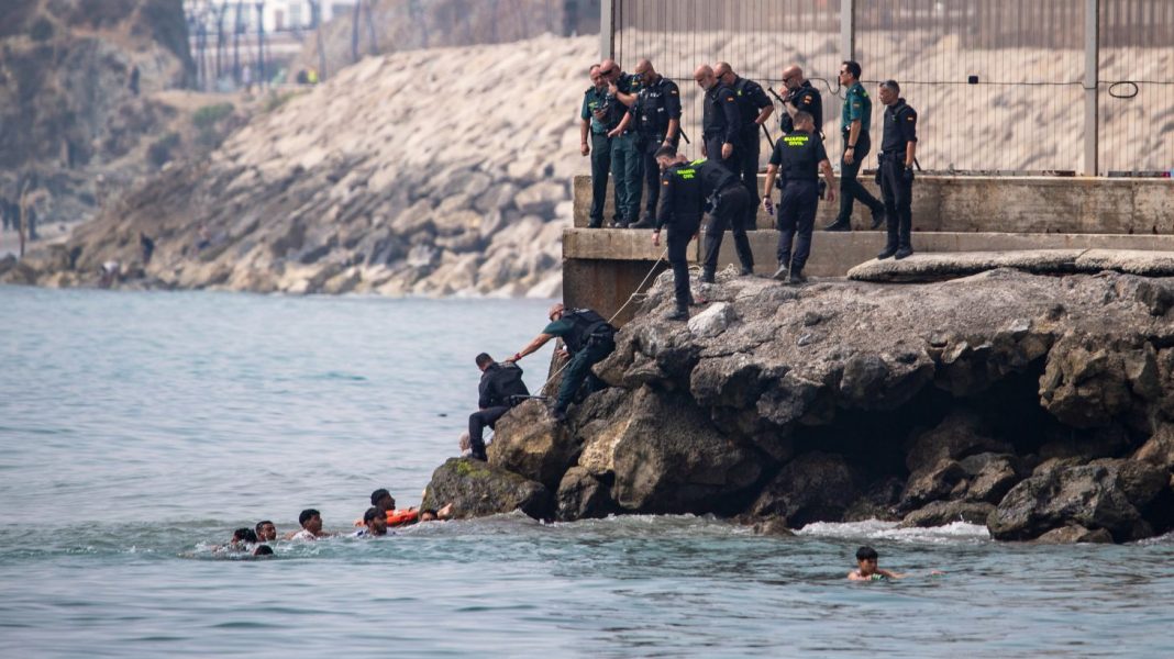 Χιλιάδες μετανάστες εισήλθαν από το Μαρόκο στη Θέουτα της Ισπανίας