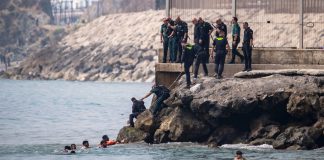 Χιλιάδες μετανάστες εισήλθαν από το Μαρόκο στη Θέουτα της Ισπανίας
