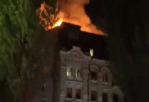 Μπαράζ ρωσικών επιθέσεων στο Κίεβο με drones και πυραύλους: Εγκλωβισμένοι σε συντρίμμια πολυκατοικίας που κατέρρευσε, δείτε βίντεο