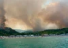 Φωτιά στην Ιταλία: Δραματική εκκένωση με σκάφη για 400 τουρίστες από παραλία στην Απουλία