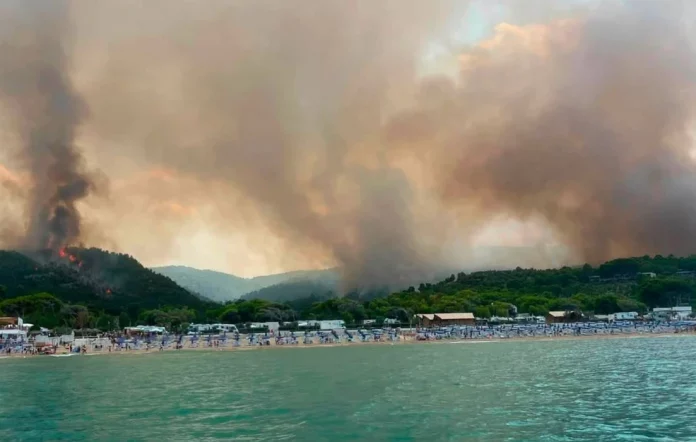 Φωτιά στην Ιταλία: Δραματική εκκένωση με σκάφη για 400 τουρίστες από παραλία στην Απουλία