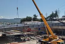 Θεσσαλονίκη: Γερανός χτύπησε γέφυρα στον Περιφερειακό και έπεσαν οικοδομικά υλικά – Ζημιές σε ΙΧ – Δείτε βίντεο