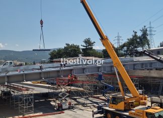 Θεσσαλονίκη: Γερανός χτύπησε γέφυρα στον Περιφερειακό και έπεσαν οικοδομικά υλικά – Ζημιές σε ΙΧ – Δείτε βίντεο
