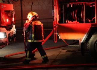 Πυρκαγιά σε διαμέρισμα στον Πειραιά: Διακοπή της κυκλοφορίας στην Ακτή Μουτσοπούλου