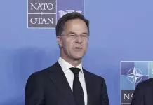 Στα “σχοινιά” ο Ρούτε από δημοσιογράφο: Πού είναι ο αυτοσεβασμός σου όταν κάθεσαι δίπλα στον Τραμπ και λέει για την Γροιλανδία;