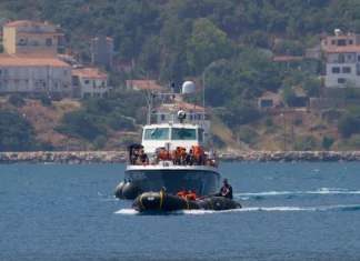 Χαλκιδική: Περιπέτεια για χειριστή sup στη Νέα Σκιώνη – Ταχύπλοο περισυνέλεξε αυτόν και λουόμενο που πήγε να τον βοηθήσει